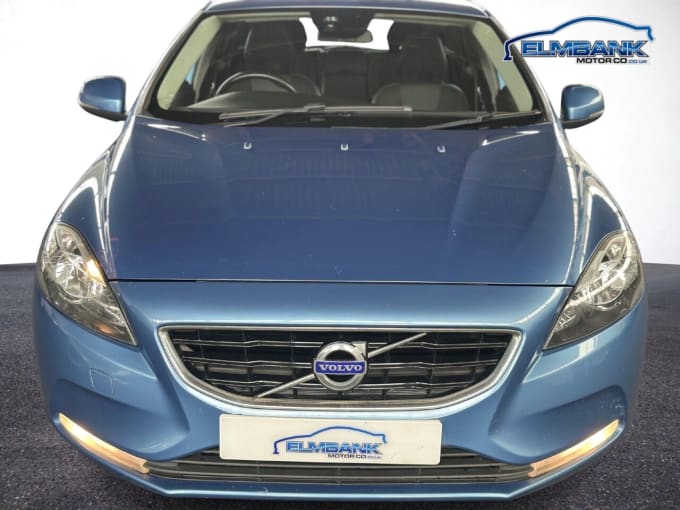 2025 Volvo V40