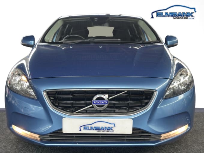 2025 Volvo V40