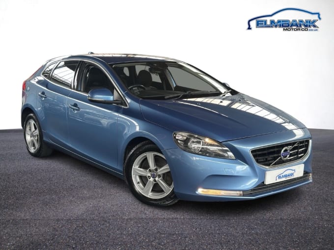 2025 Volvo V40