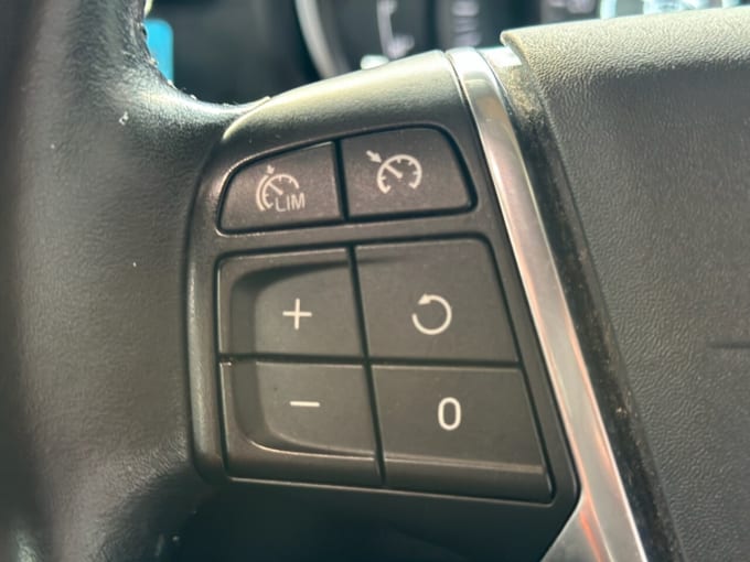 2025 Volvo V40