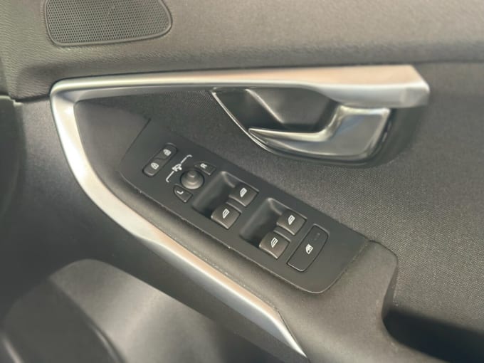 2025 Volvo V40