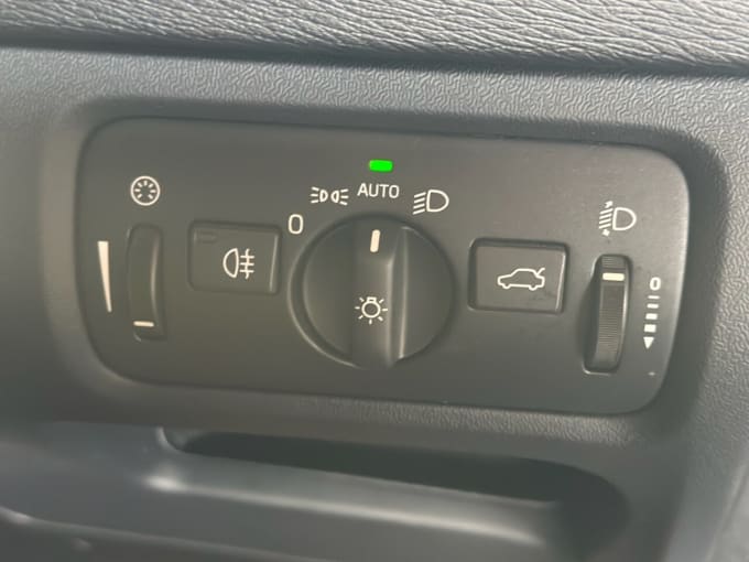 2025 Volvo V40