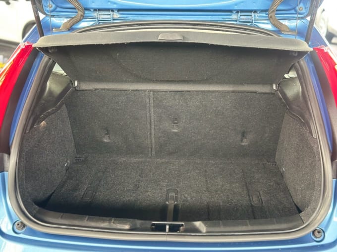 2025 Volvo V40