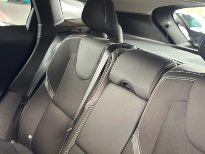 2025 Volvo V40