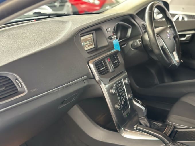 2025 Volvo V40