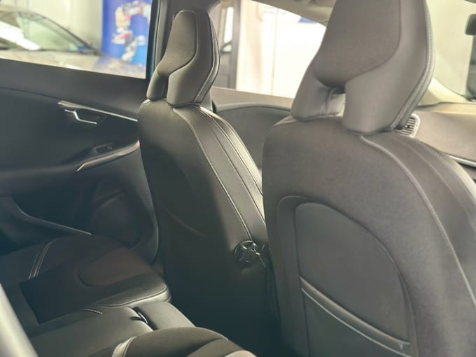 2025 Volvo V40