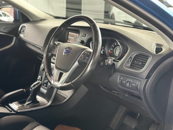 2025 Volvo V40