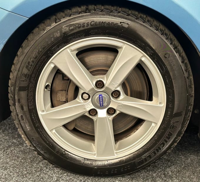 2025 Volvo V40