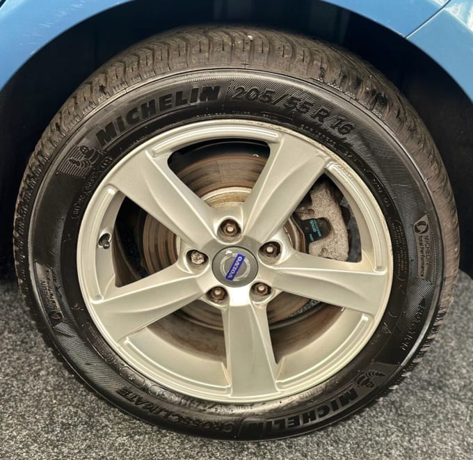 2025 Volvo V40
