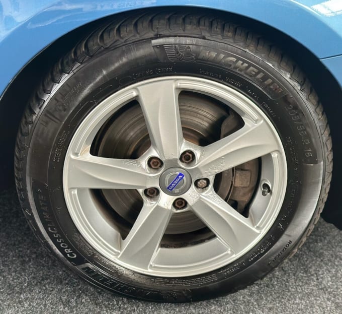 2025 Volvo V40