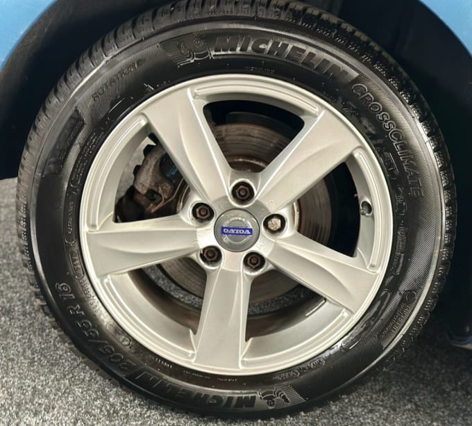 2025 Volvo V40