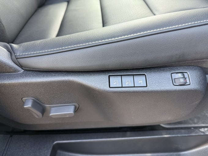 2025 Peugeot E- Traveller