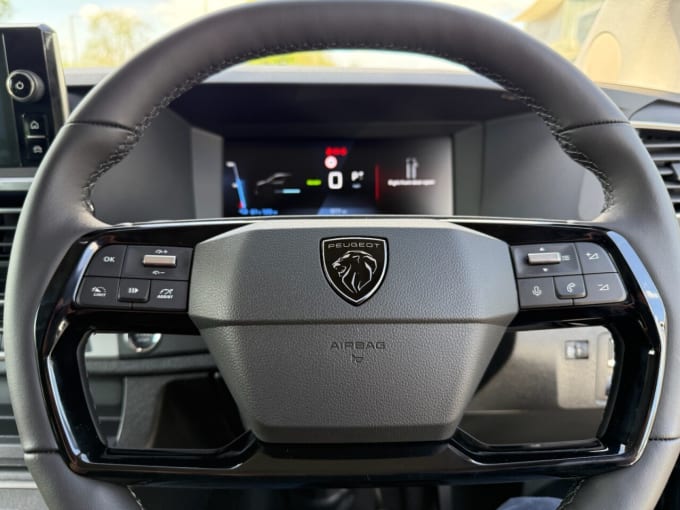 2025 Peugeot E- Traveller