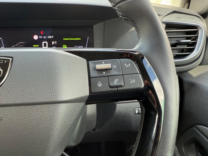 2025 Peugeot E- Traveller