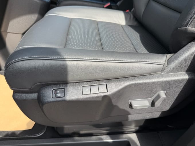 2025 Peugeot E- Traveller