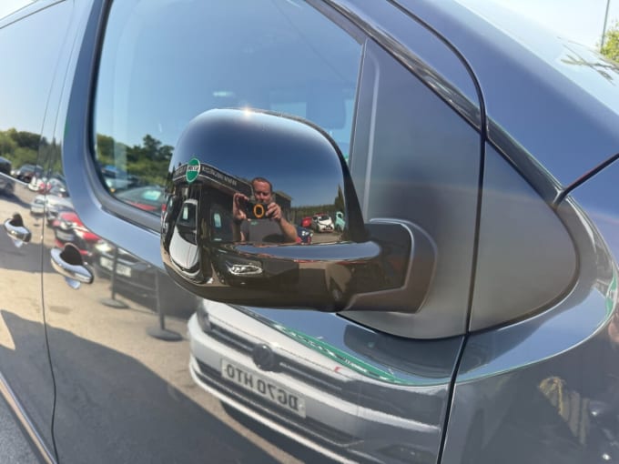 2025 Peugeot E- Traveller