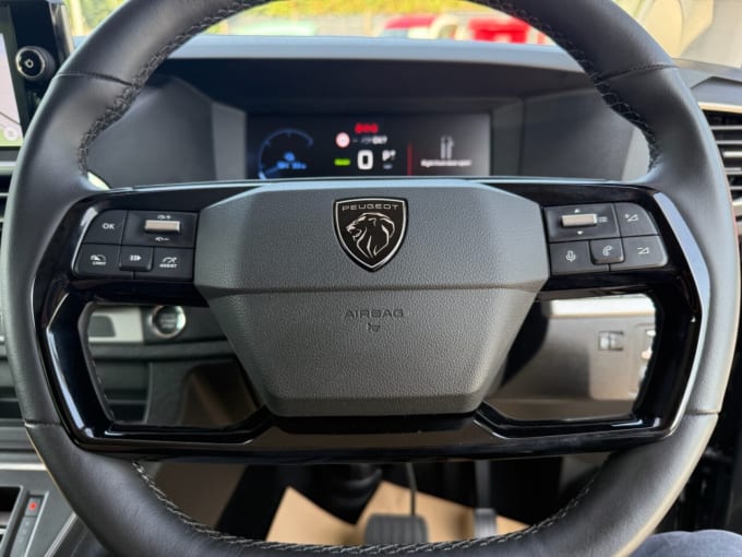 2025 Peugeot E- Traveller