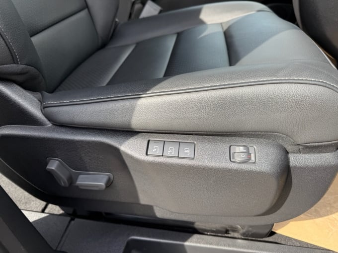 2025 Peugeot E- Traveller
