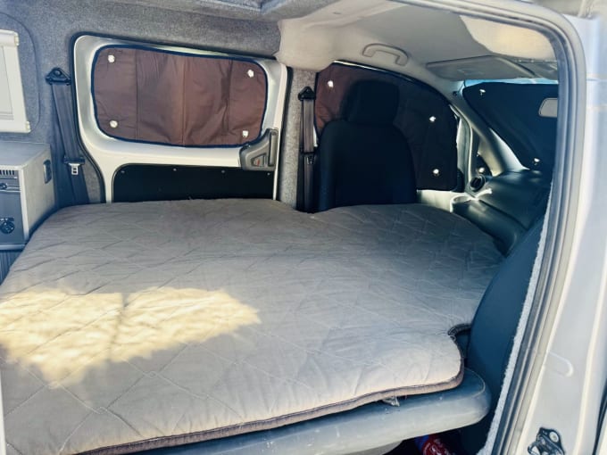 2025 Nissan Nv200