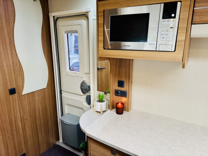2025 Compass Corona 462
