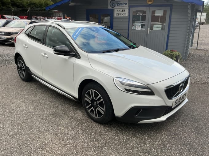 2025 Volvo V40 Cross Country