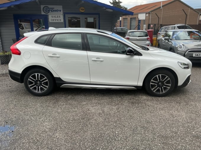 2025 Volvo V40 Cross Country