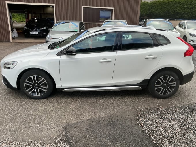 2025 Volvo V40 Cross Country