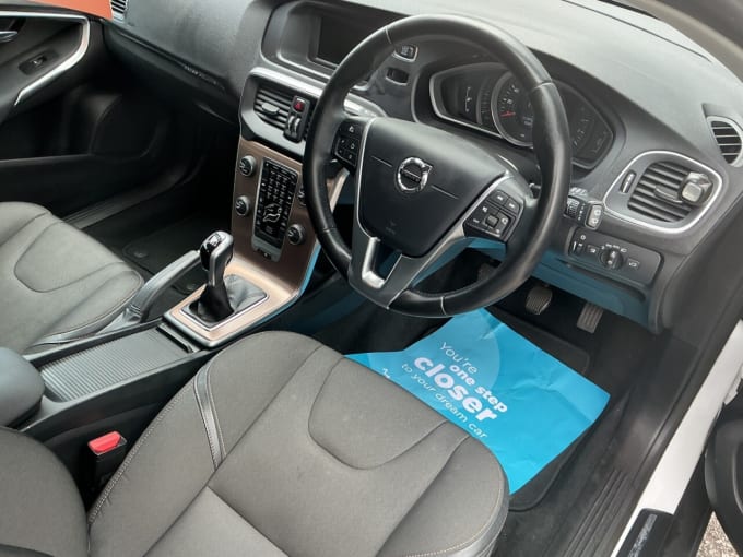 2025 Volvo V40 Cross Country
