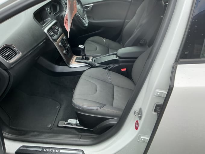 2025 Volvo V40 Cross Country
