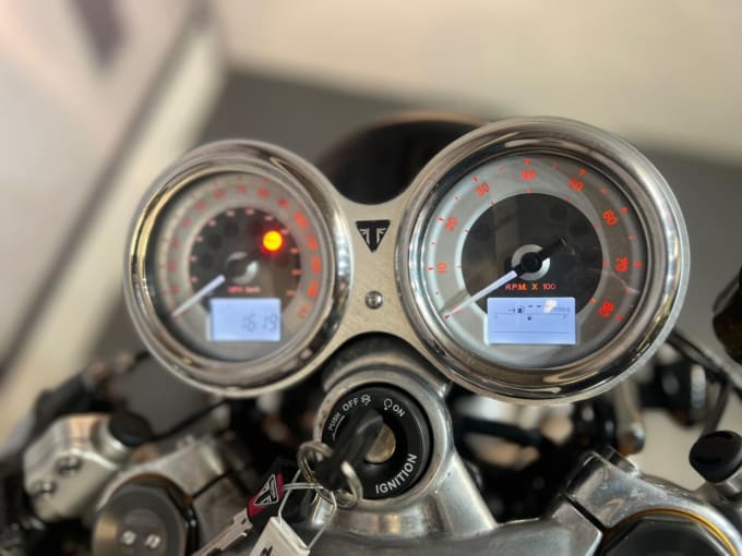 2025 Triumph Thruxton 1200 R