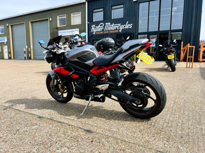 2025 Triumph Street Triple 675