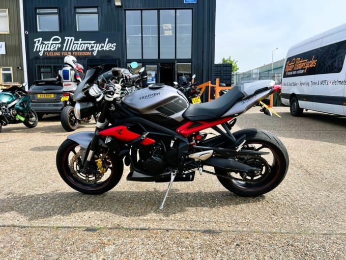 2025 Triumph Street Triple 675