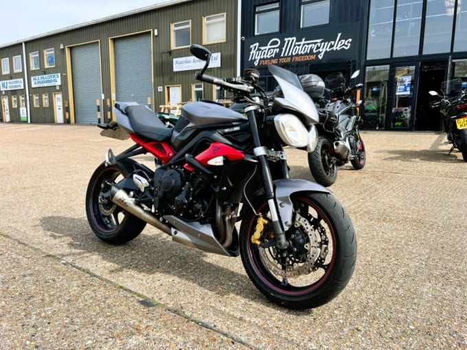 2025 Triumph Street Triple 675