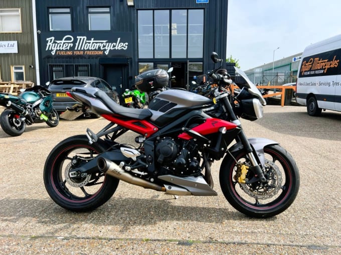 2025 Triumph Street Triple 675
