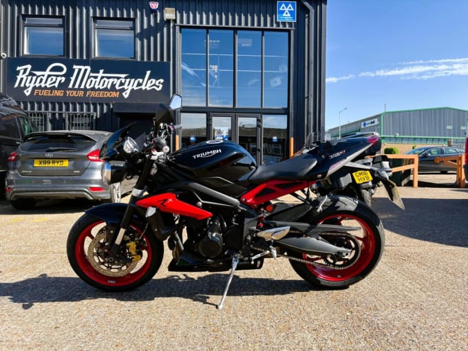2025 Triumph Street Triple 675