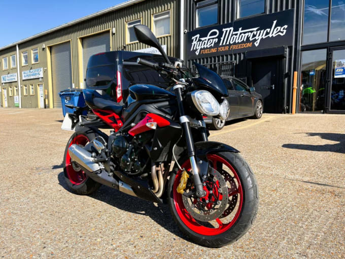 2025 Triumph Street Triple 675