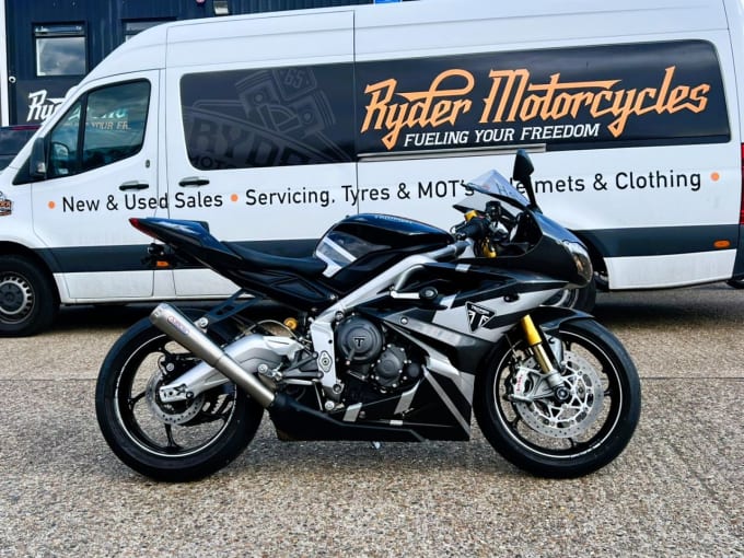 2025 Triumph Daytona Moto2 765