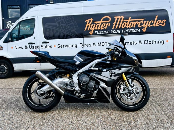 2025 Triumph Daytona Moto2 765