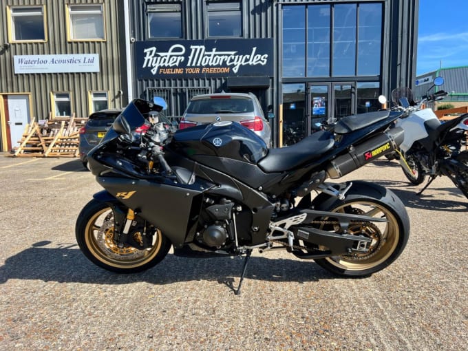 2025 Yamaha R1