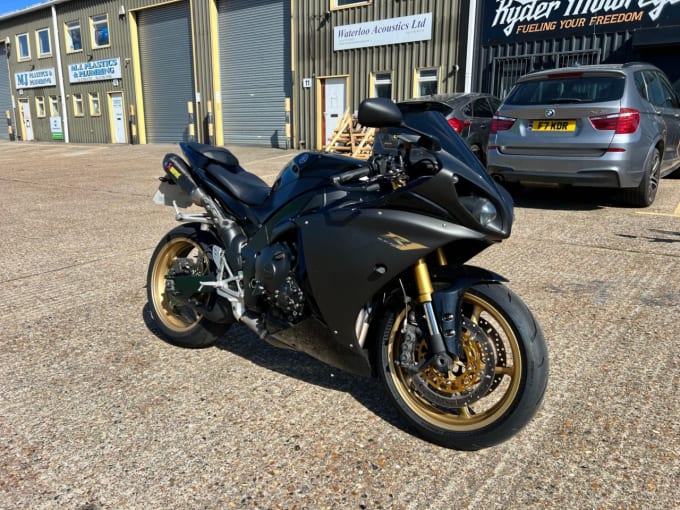 2025 Yamaha R1