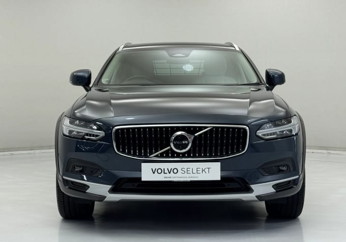 2022 Volvo V90