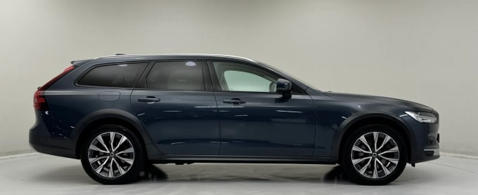 2022 Volvo V90