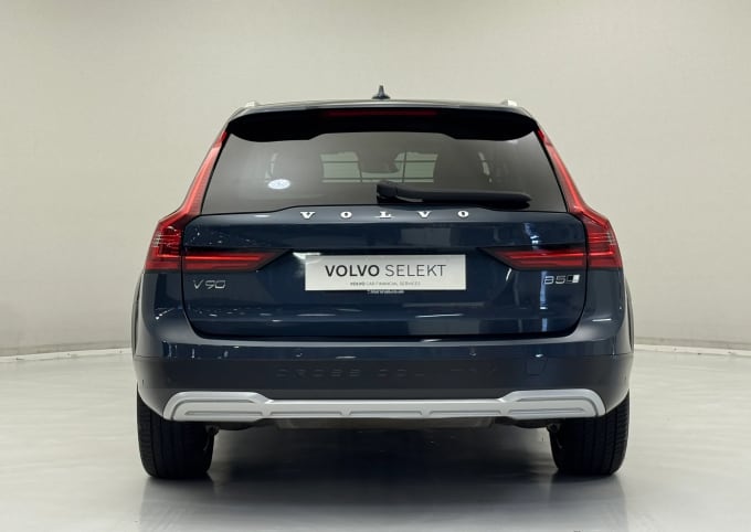 2022 Volvo V90