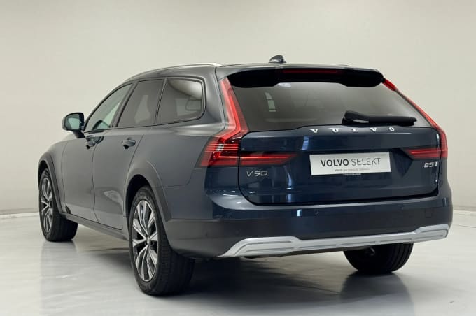 2022 Volvo V90