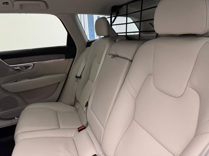 2022 Volvo V90