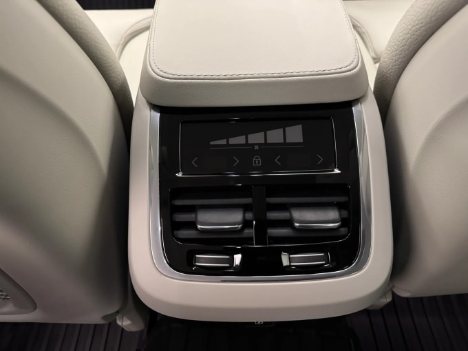 2022 Volvo V90