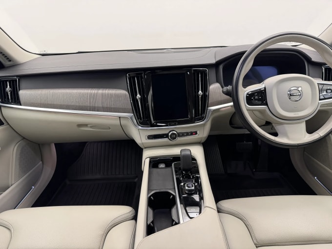 2022 Volvo V90