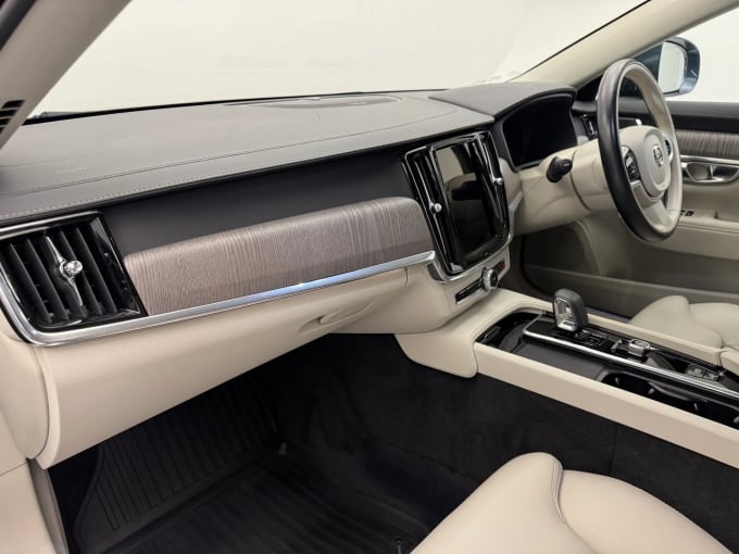 2022 Volvo V90