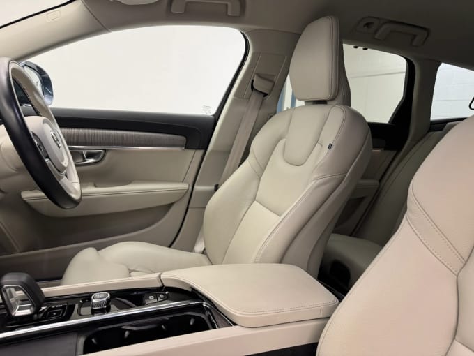 2022 Volvo V90