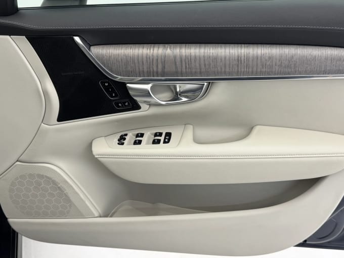 2022 Volvo V90